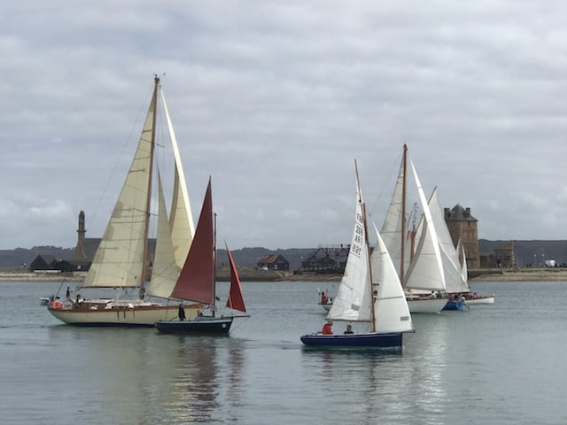 Lire la suite à propos de l’article Ronds dans l&rsquo;eau des voiles de Camaret- lancement de la saison 2022