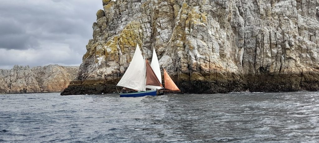deux cotres entre les Tas de Pois